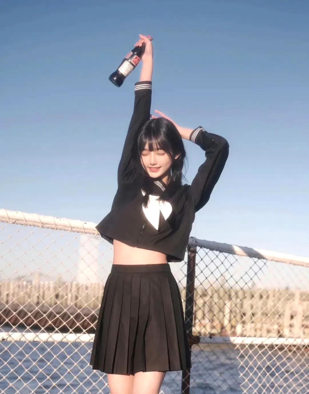 成年人和这个世界默认的约法三章是：
“自己做决定，自己想办法，自己承担后果。” 