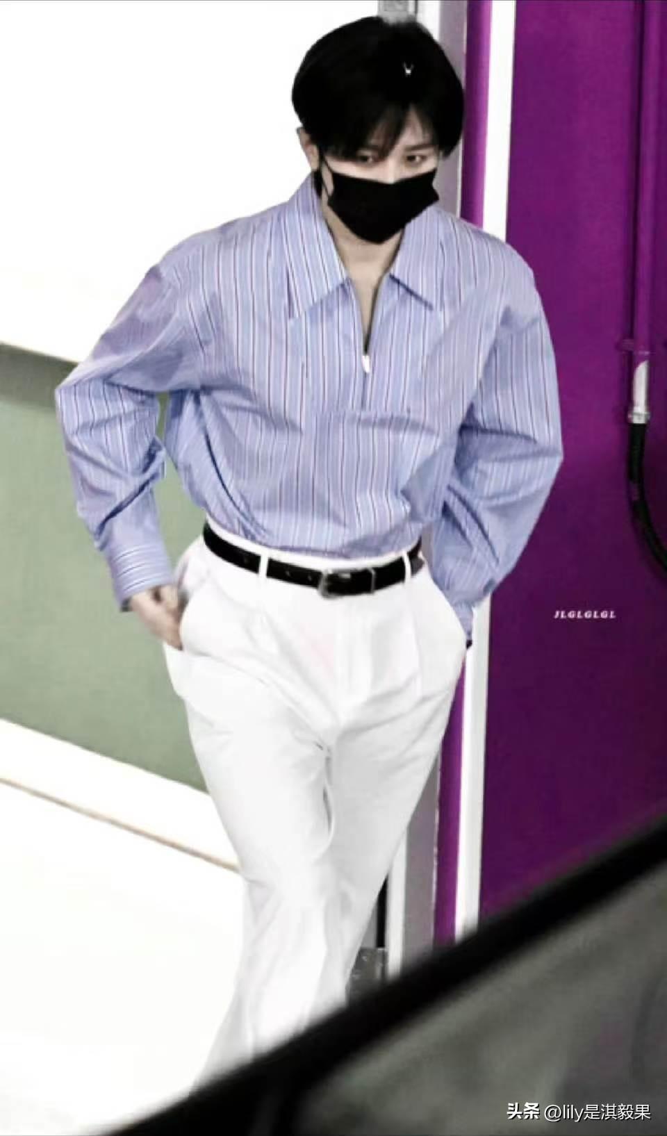 成毅今天回湖南了，这两个星期的时间，成毅这么多行李，大包小包的，看着下面还有一箱