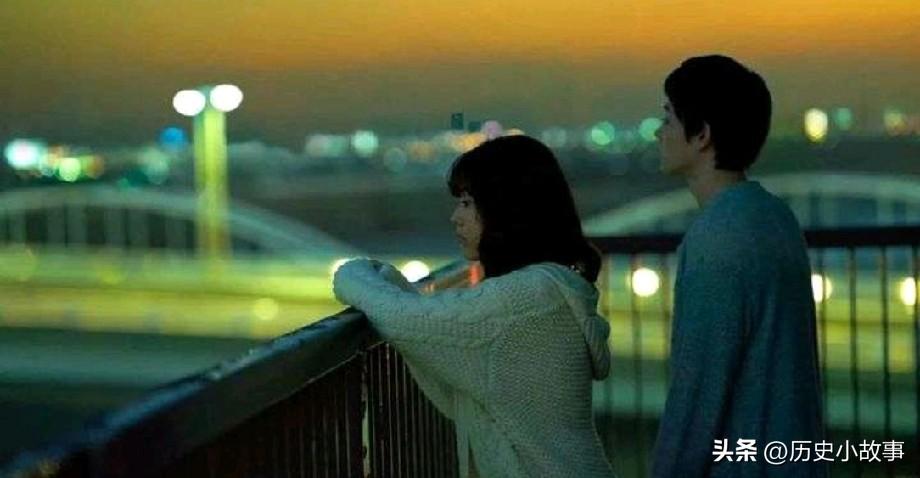 世上没有后悔药。江苏，女孩刚刚和男友分手，一个人走在街头，想起男友对自己的各种好