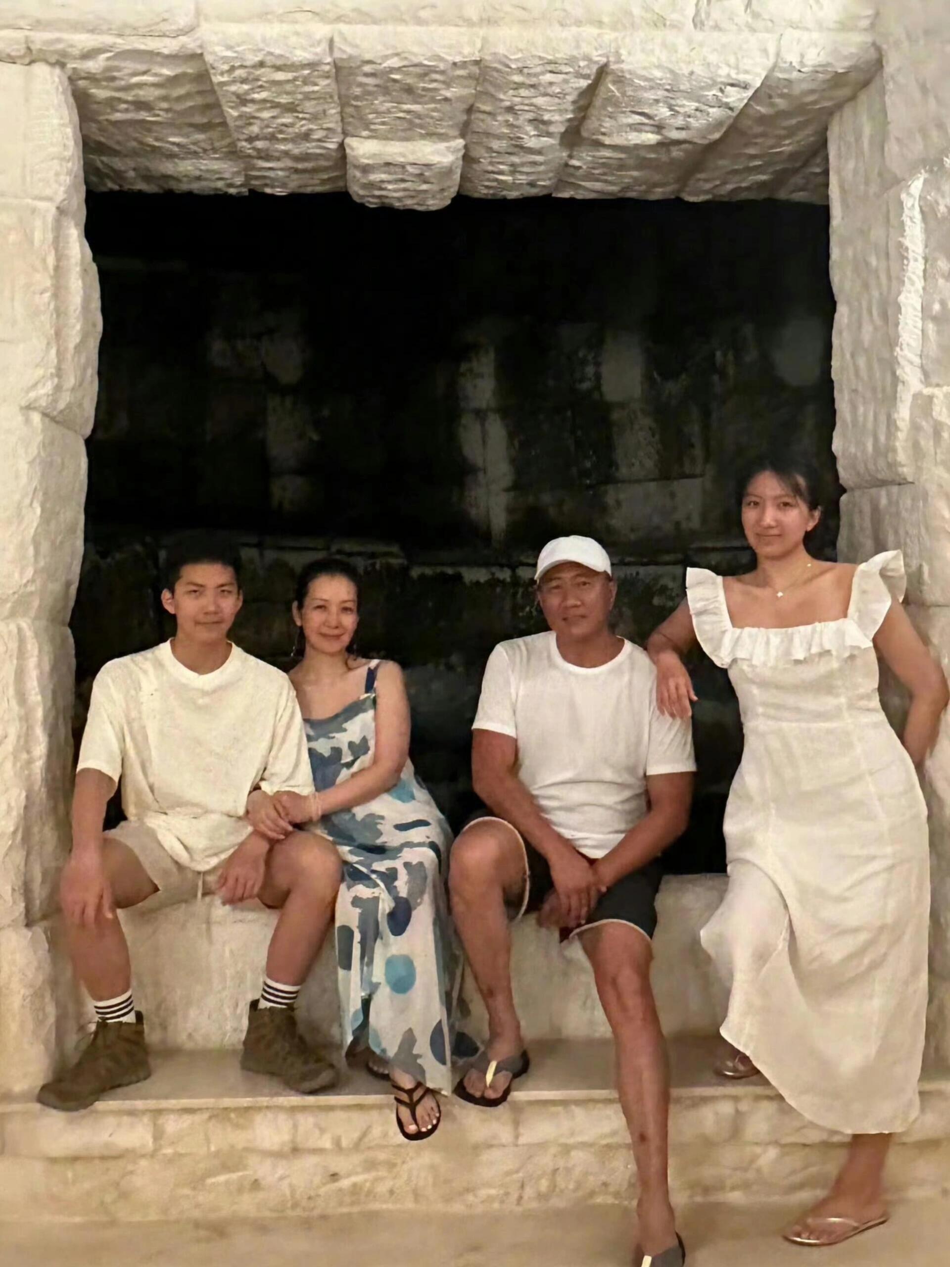 胡军儿子女儿都那么大了！胡军的一双儿女都长这么大了，儿子胡皓康长这么帅气，英俊挺