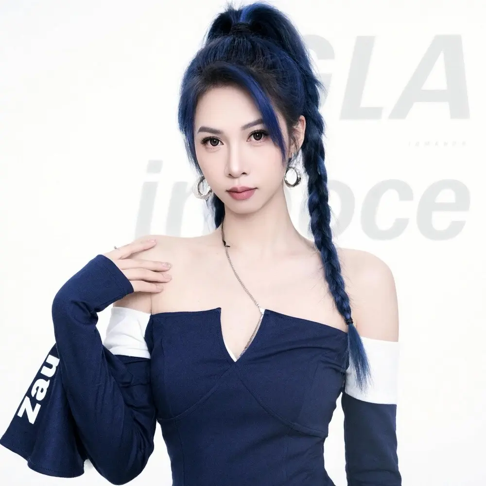 新晋辣妹 惊艳 甜辣女神 露肩装造型 性感女团风