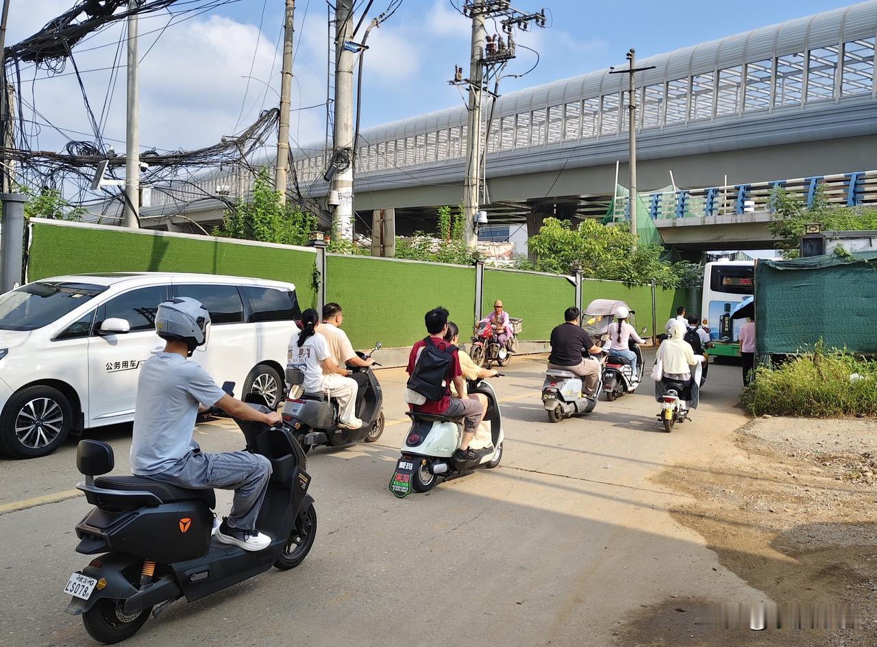 下一代有班上、能在各个领域大显身手才算最牛！
这就是庙岭、豹澥等偏远小镇的居民，
