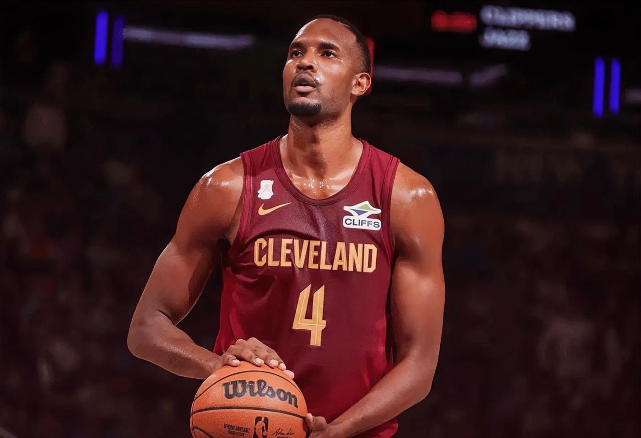 莫布里：本赛季的开局不如上赛季，但我们会强势收官的。
米切尔：别老想那么多，你要