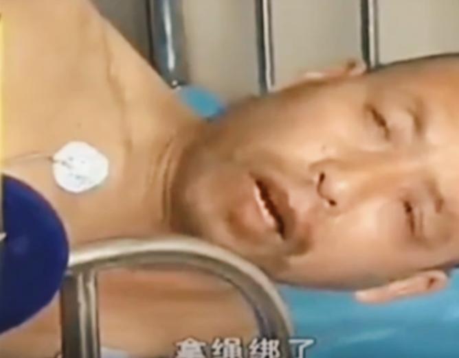 黑龙江，一敬老院，4名老人惨被割掉生殖器，事后记者采访时，老人表示:他说要拿我的