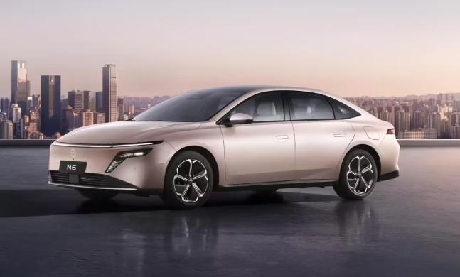 日产N6预售价10.99元起，12月8日正式上市并开启交付。
外观：延续了N7的