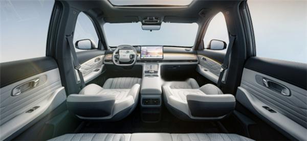 吉利银河星舰7 EV正式亮相，作为星舰系列首款纯电车型，主打10–15万元主流家