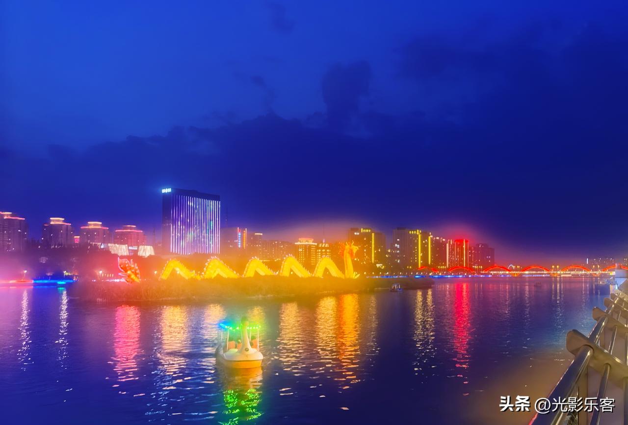 夏天几乎每天在这里散步，已经对这里的美有点熟视无睹了。自从汾河城区段经过改造成为
