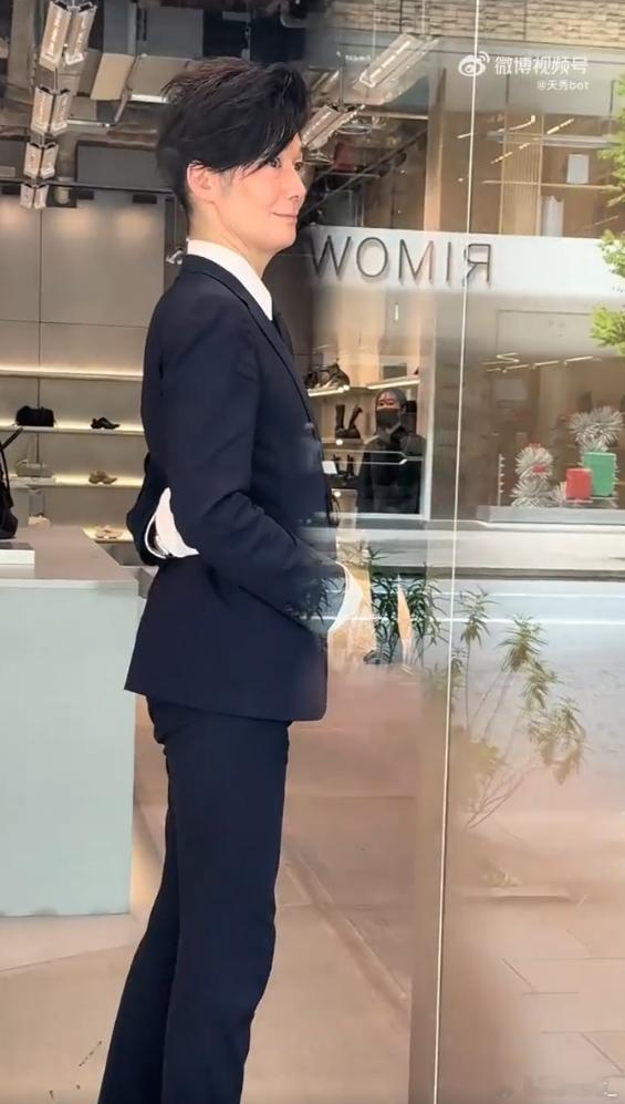日本巴黎世家蜡像一般的迎宾小哥 以前是在《玩具总动员》里打工吗？ ​​​