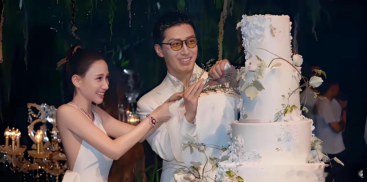 没离婚，也没要离。何超莲在澳门亲口说的，不是记者逼出来的，是自己接话接的。窦骁没