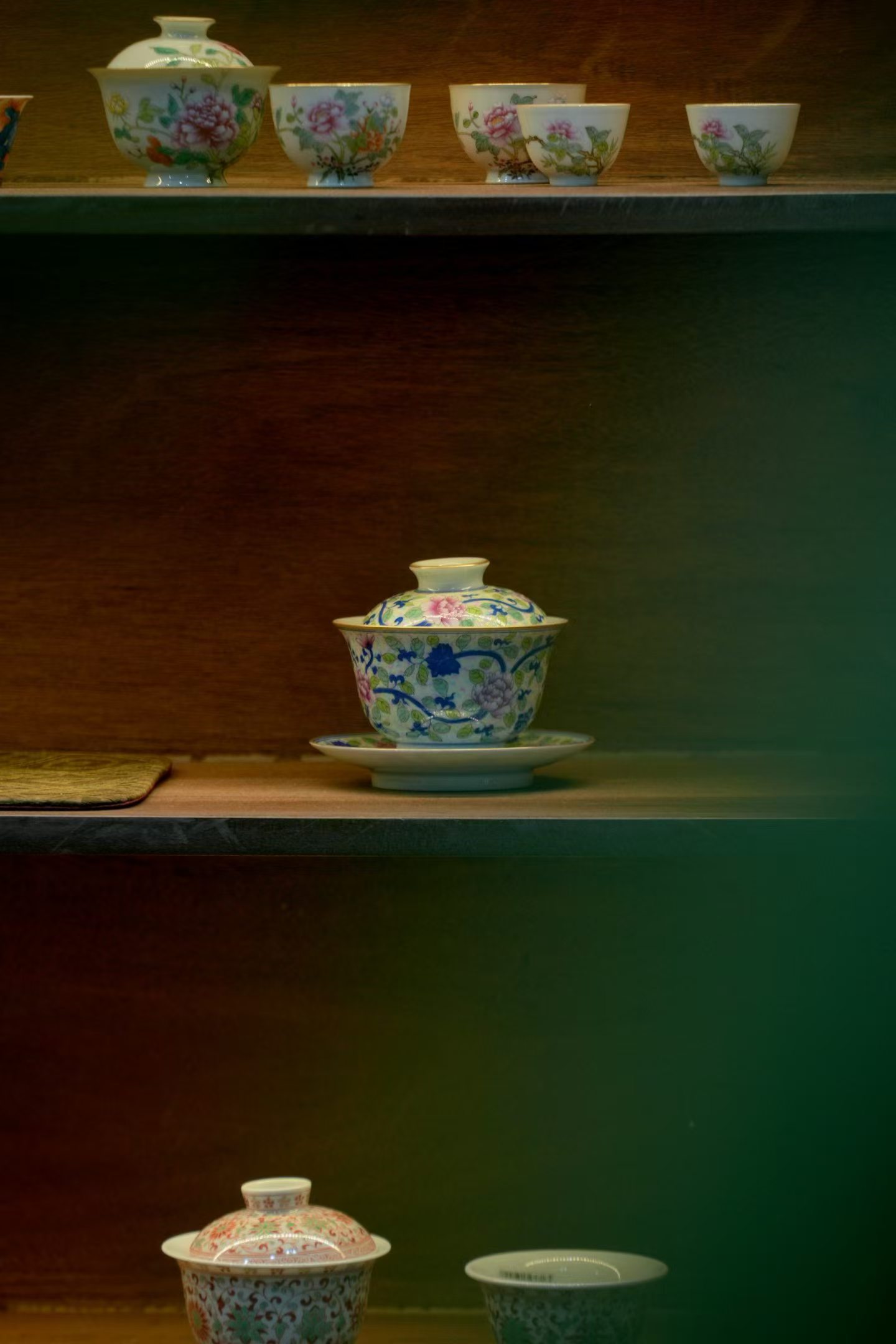 品茶赏器交友  在快节奏的日常里，喝茶是为自己按下的暂停键。 它不是为了附庸风雅