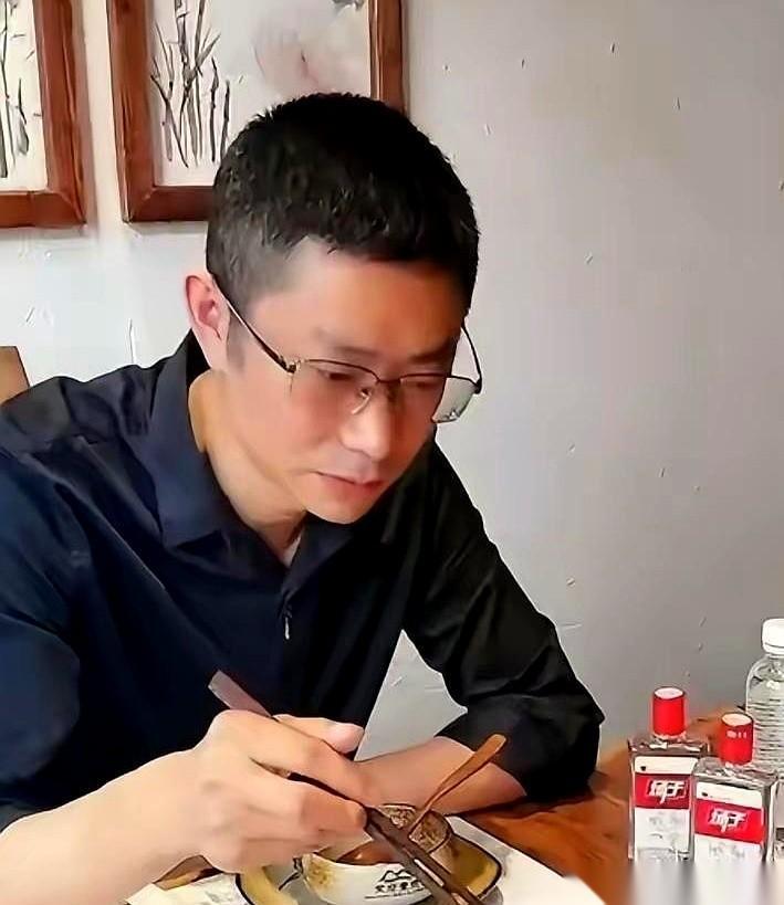 出来了。
听说场子哥出来了，6个月，一天没多。
但你说他这叫自由了吗？我看不见得