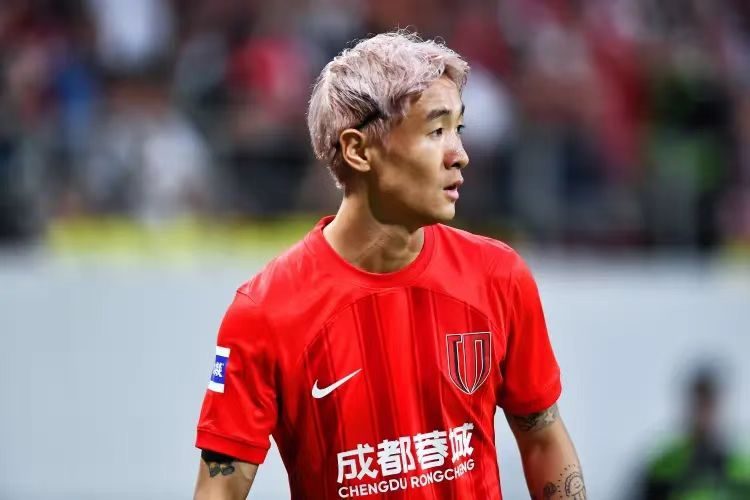 到底值不值！韦世豪顶薪与蓉城续约3年，球迷褒贬不一吵翻了