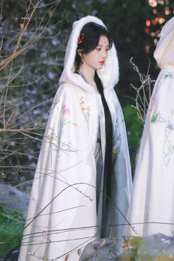 鞠婧祎眉心一点红  鞠婧祎玉面观音 一眼就被鞠婧祎月鳞绮纪路透里的玉面观音造型吸