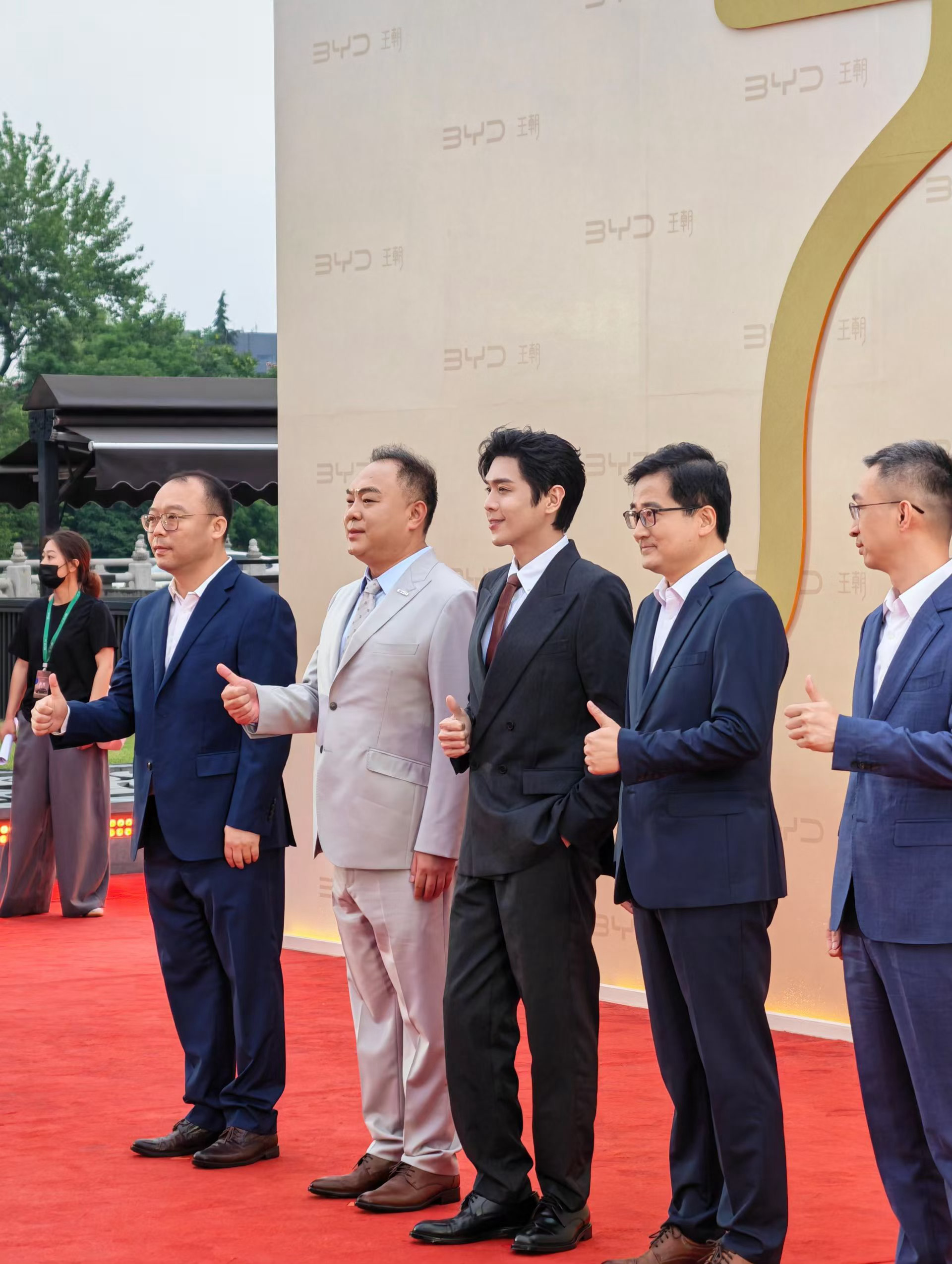 我靠！张若昀真帅啊，略胜大奕一筹。比亚迪大唐发布会