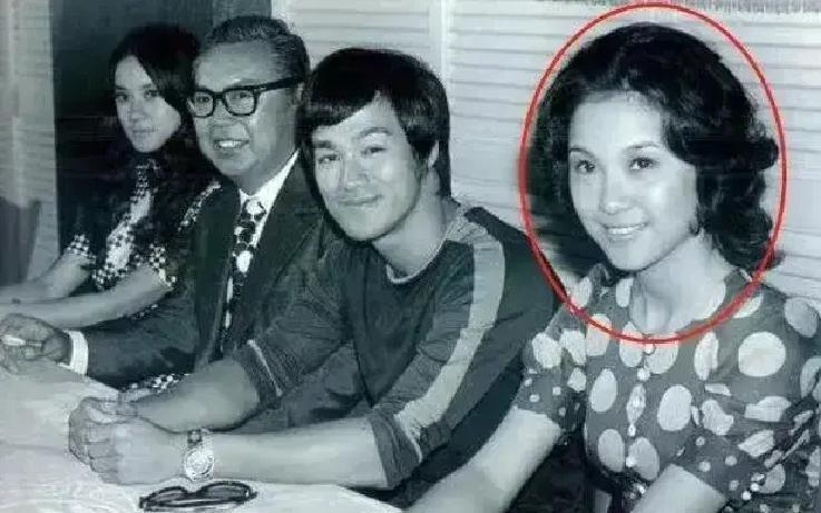 向华强女儿？她更怕别人记住这个身份。
 
你在珠宝展上见到她，捏着游标卡尺，指甲