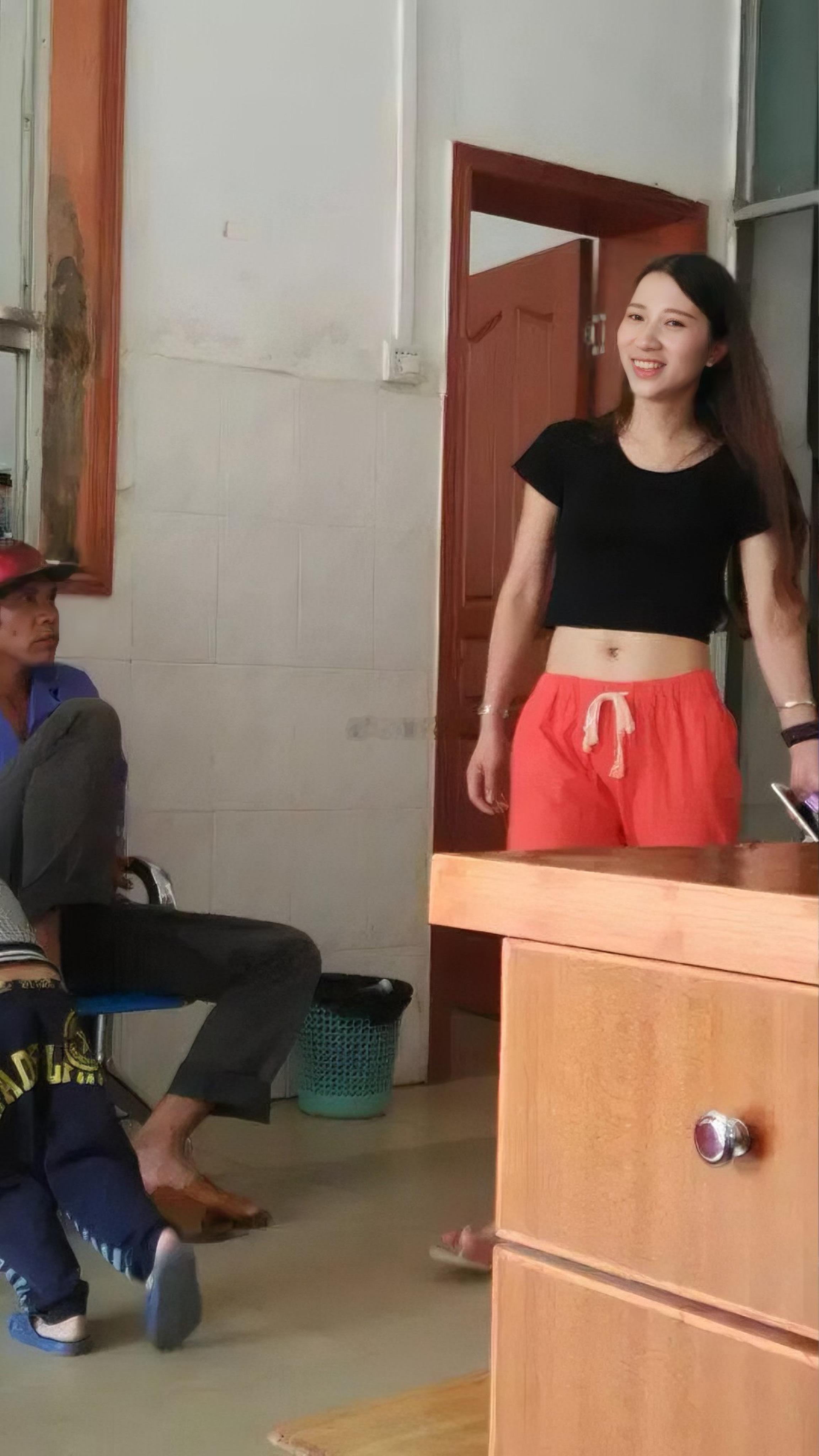 她还好吗？她离婚了吗？一个路人走路经过一对夫妻，路人看上那个女的了，然后说100