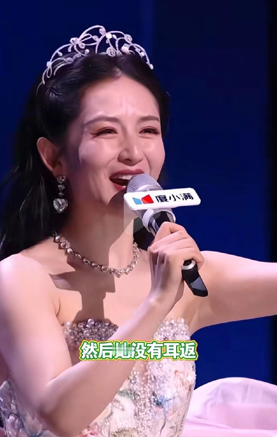 有人心疼谢娜没有耳返，提词器、手卡也没

对此，不少网友觉得芒果亏了谁都不会亏待