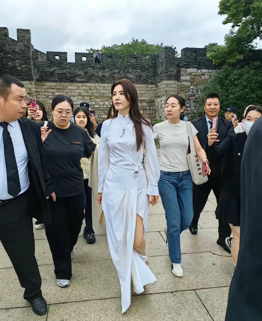 年近50的曾黎私下里依然风韵犹存，美若天仙。说她是中戏近百年“第一美女”并不为过
