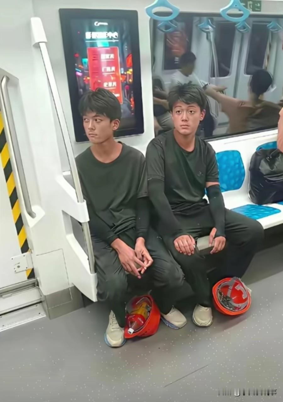 在学土木工程或者想学土木工程的看过来吧，这就是将来的某一天你下班乘坐地铁回家状态