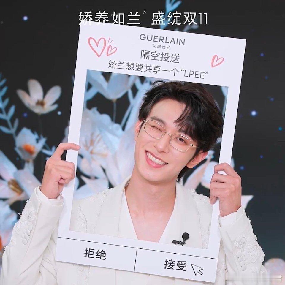 李沛恩直播好美萌的李沛恩李沛恩Pein_ 白西装白马王子既视感，贵气十足做小表情