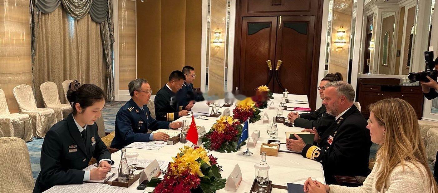 6月2日，中央军委联合参谋部副参谋长景建峰中将会见了北约军事委员会主席罗伯·鲍尔