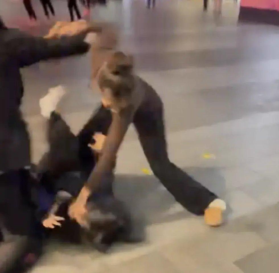 痛心！23岁中国女孩在澳遭无端围殴，重伤致脑震荡
 
近日，一段发生在澳大利亚悉