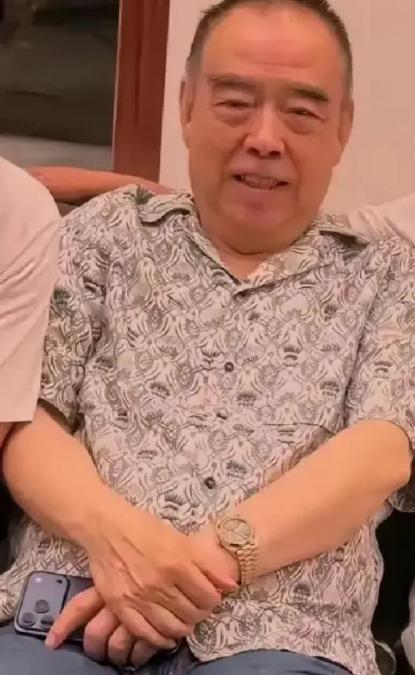 74岁的陈凯歌在三亚过年被偶遇，脚踩五万块的皮鞋，脸上老年斑藏不住。有人说他老了