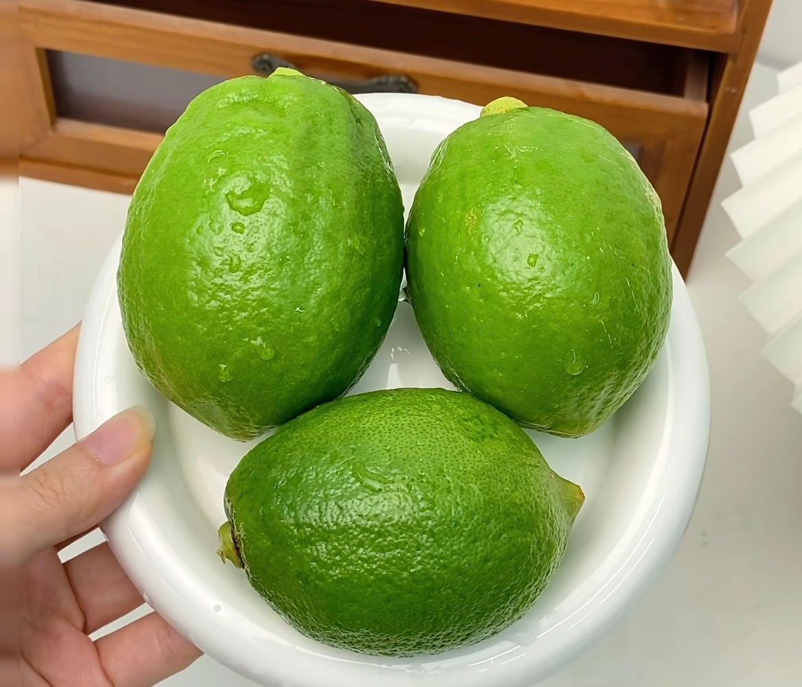 夏天肯定少不了的就是饮品！而最受欢迎的单品肯定是非柠檬茶不可～相信宝宝们在用到香