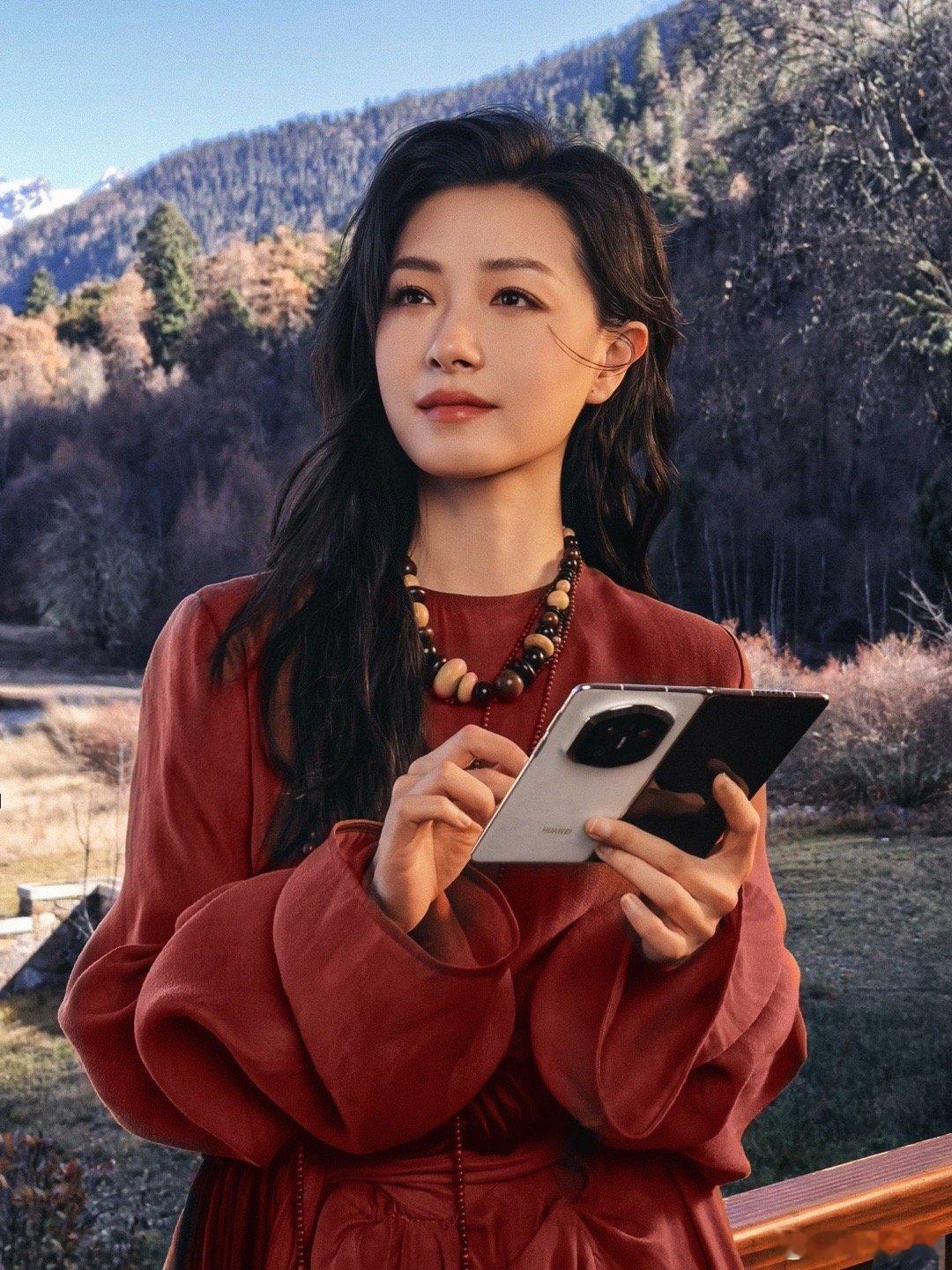 万茜好明媚的一张脸万茜上城士雪山大片上城士把万茜拍得好有故事感 看完万茜的雪山大