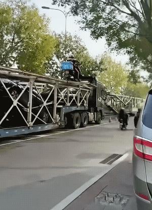 估计是外卖骑着车看手机了，一不小心骑了上去。
摆拍的可能性也有。
总感觉不像摆拍