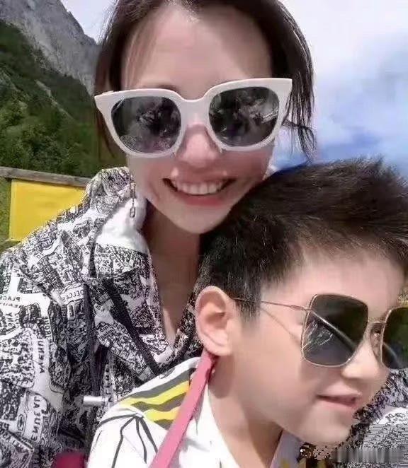 陈妍希的宝贝儿子第一次亮相啦，长得跟爸爸陈晓好像，简直就是一个模子里刻出来的 ​