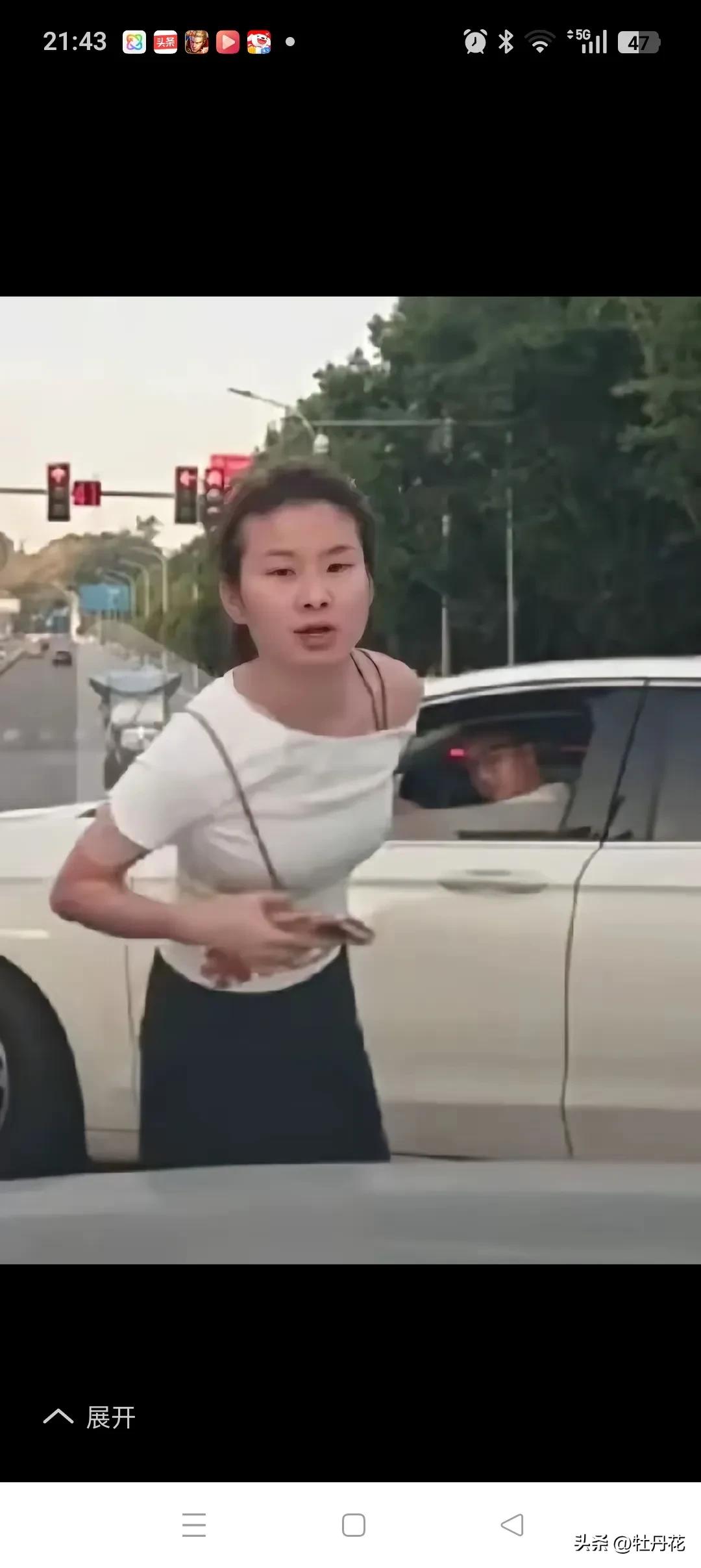 重庆拦车加塞两口子，这同框表情绝了！
女的，陈某才25岁。你要说她能够做出这种事