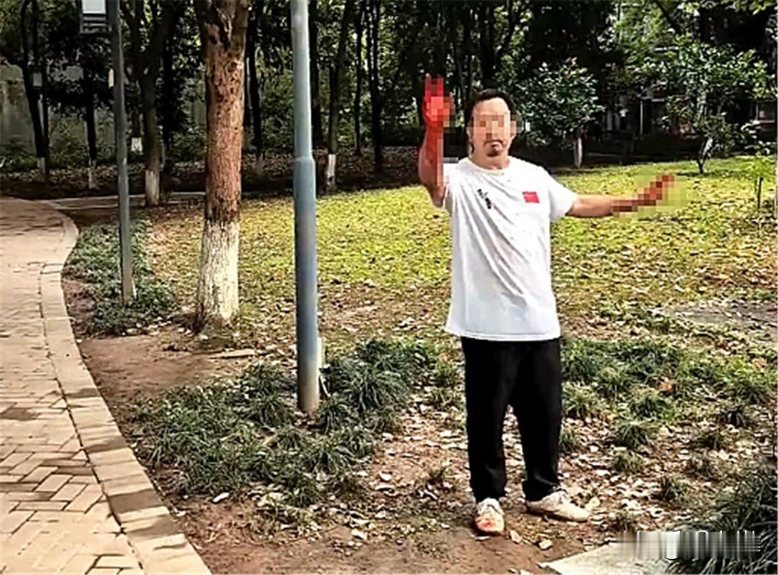积怨，副教授刺死副校长。

6月5日清晨6时许，在重庆巴南区花溪街道的理工雅苑小