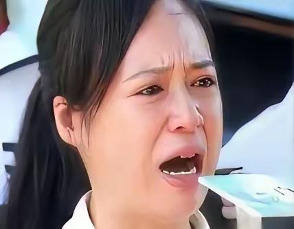 中国越制裁我，就越“反华”。话刚落，纽约唐人街一家中餐馆后厨里一盆刚洗的碗“哐”
