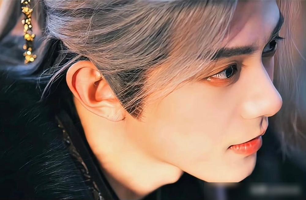 听说《逐玉》的邓凯是去救场的，结果呢？直接把配角演成了全场MVP。
 
这剧火得