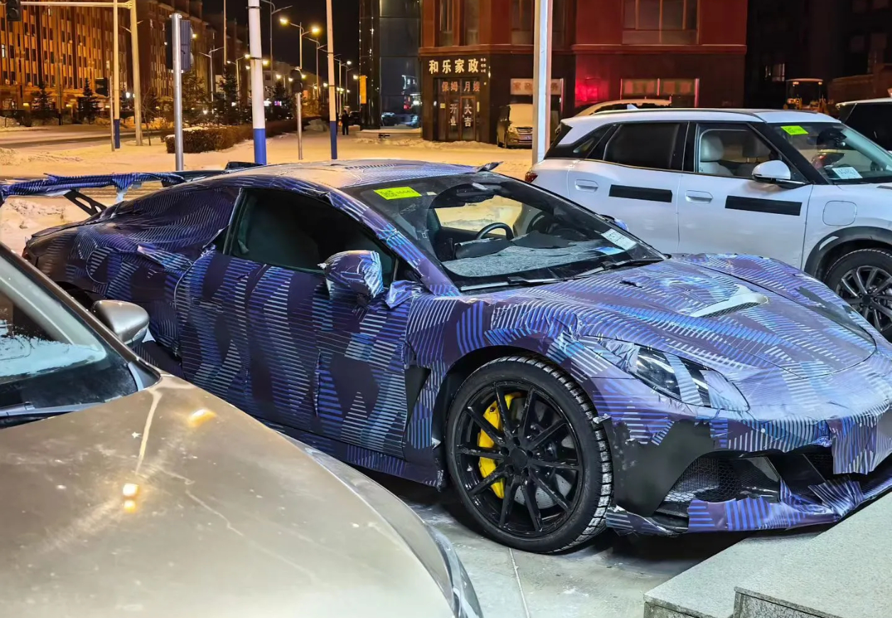 腾势Z跑车测试车的伪装少了点，隐约很帅