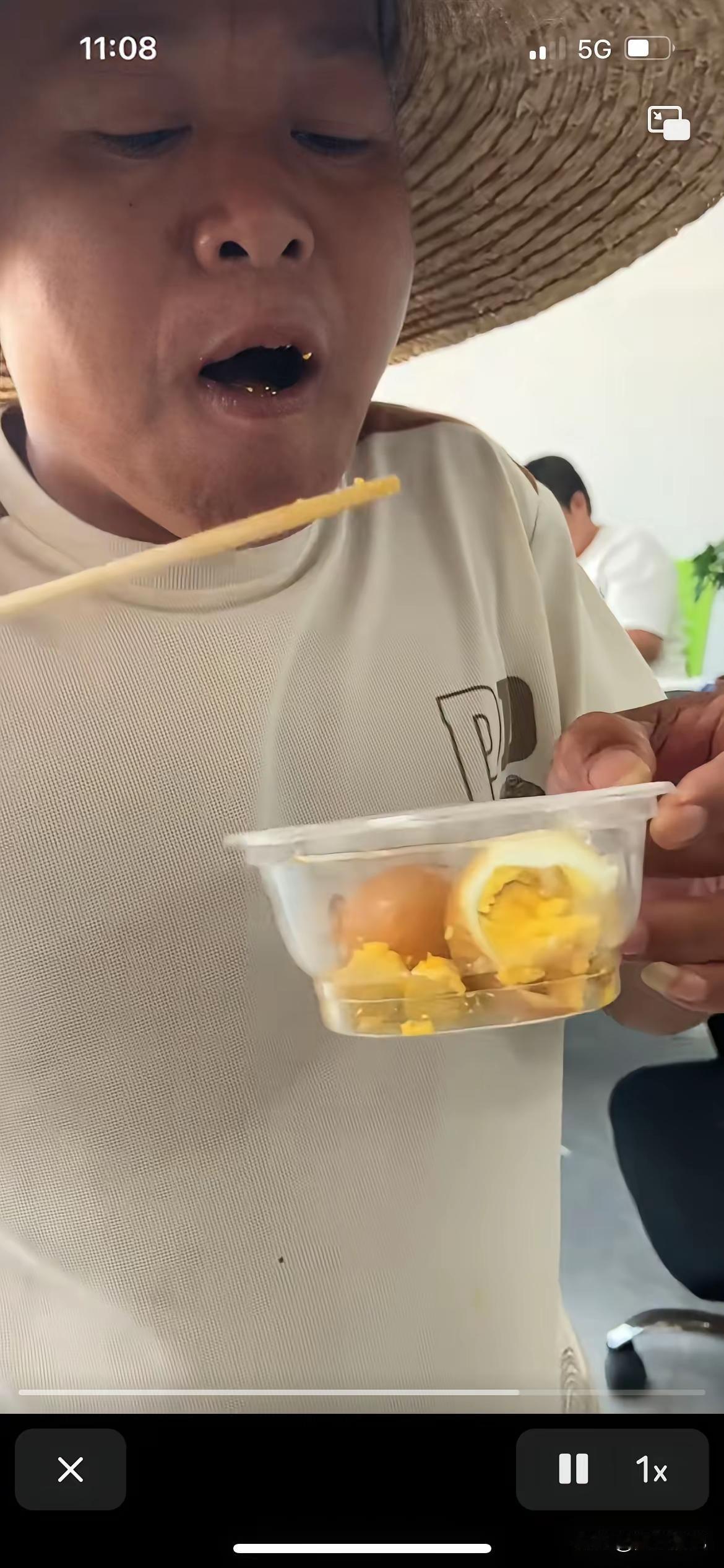 我也是服了！

全红婵爸爸这样做生意，会不会倒闭呀？
国庆节他售卖卤蛋便宜就算了
