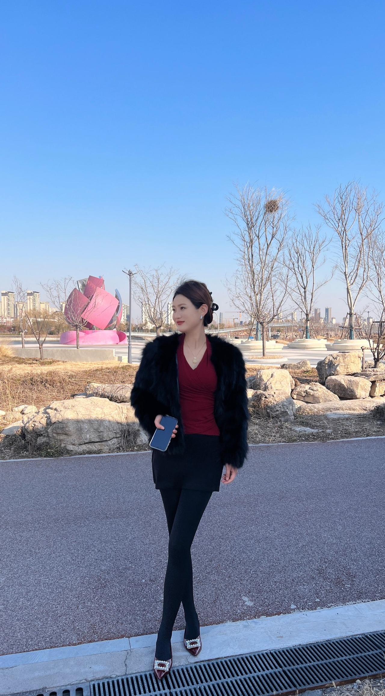 冬日穿搭指南：黑色皮草外套+黑色紧身裤，温暖又时尚！🌟👗👠