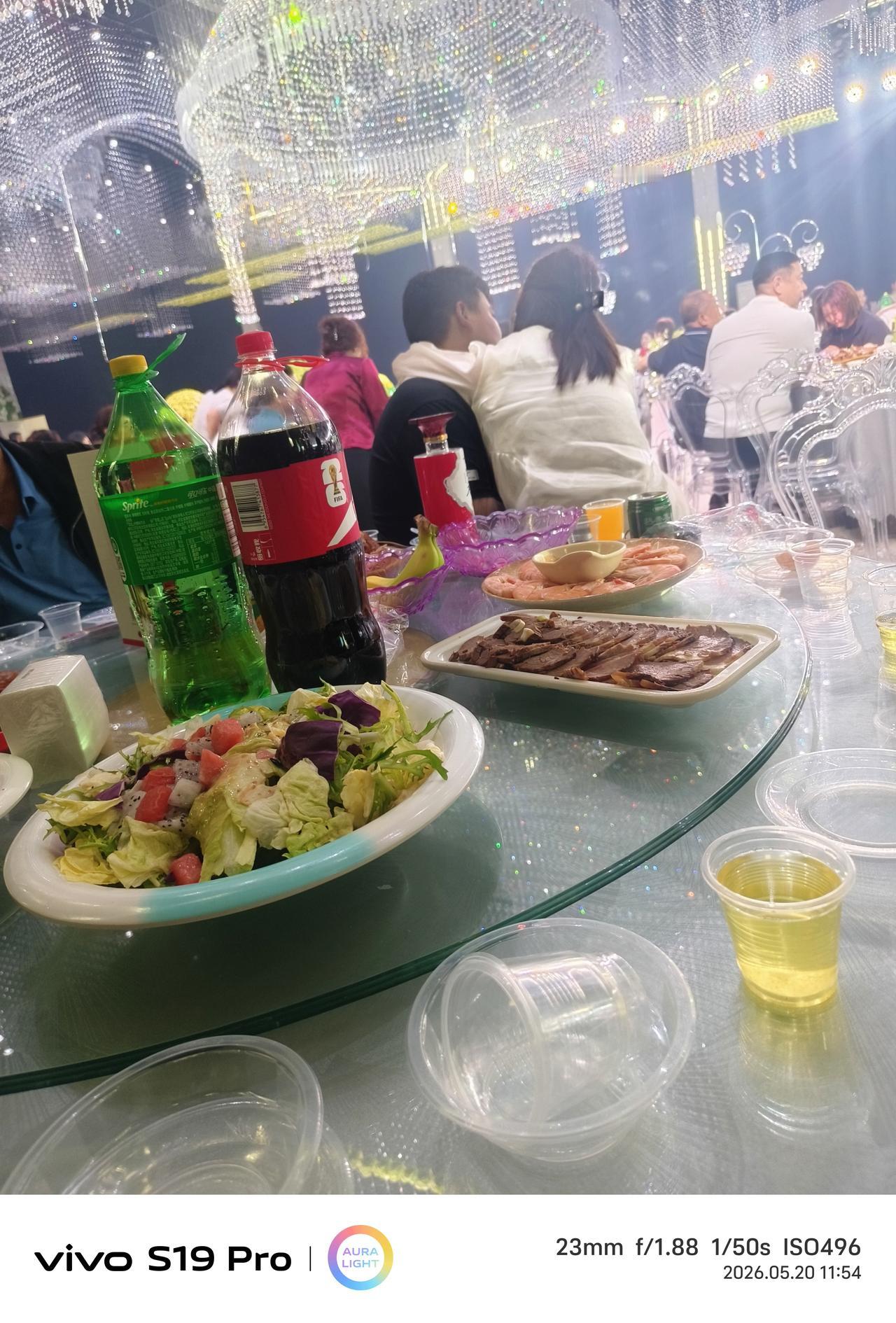亲热可以，搂抱也行，但是你们不分场合吗？众目睽睽之下，我行我素难道不怕别人的眼光