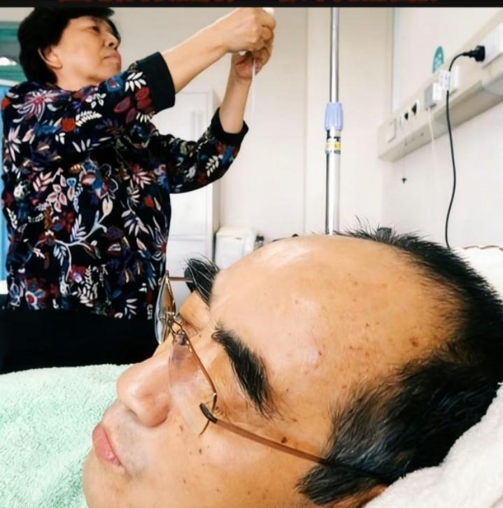 2012年，乒乓球运动员庄则栋在重症病房，日本籍妻子佐佐木敦子在一旁耐心照顾的场