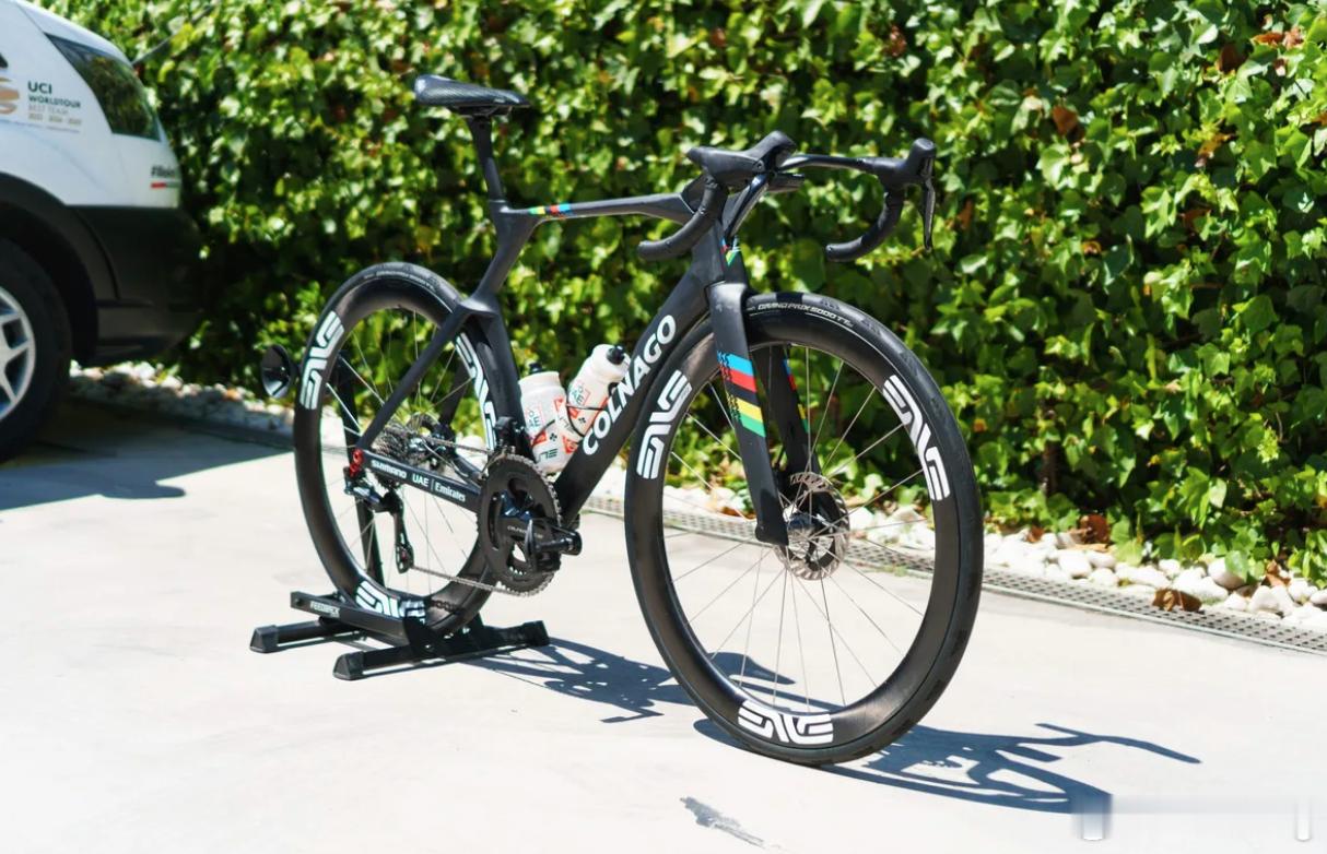 裸碳彩虹涂装 7.25kg！波加查的2026环法战车Colnago Y1RS作为