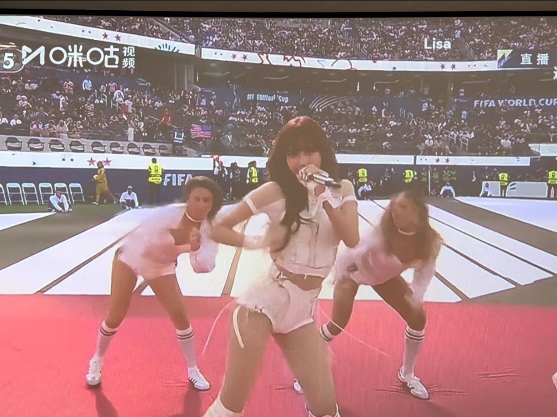美国世界杯开幕式美国世界杯开幕式的重头戏就是Lisa的表演了，镜头给到的舞台效果