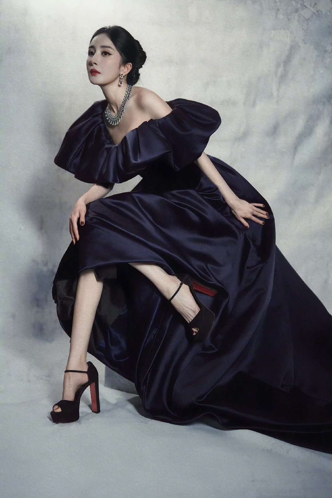 杨幂暗紫色长裙杨幂暗紫色长裙 