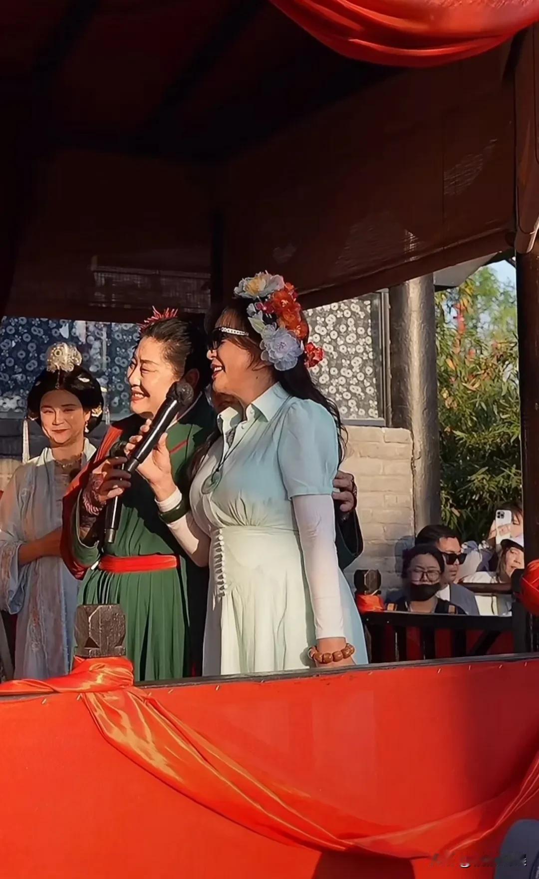 刘晓庆真的是高精力女性，快八十岁的人居然还能连轴转不休息，体力也太好了！
她现身