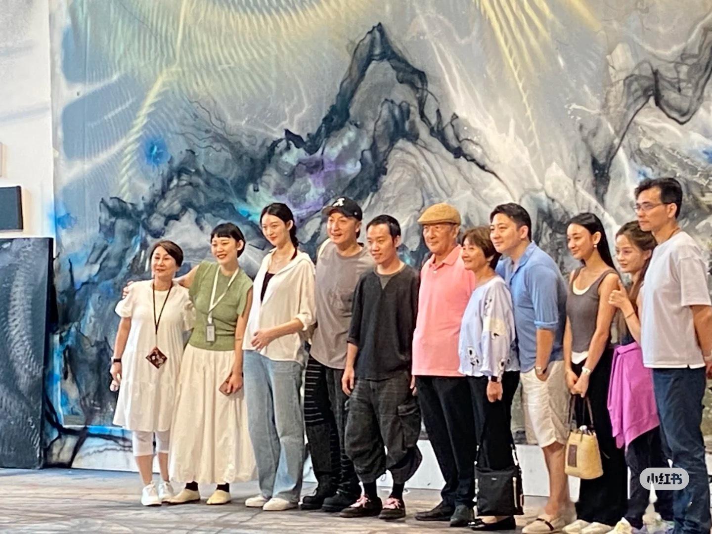 网友在美术馆偶遇方力申夫妇 ​​​