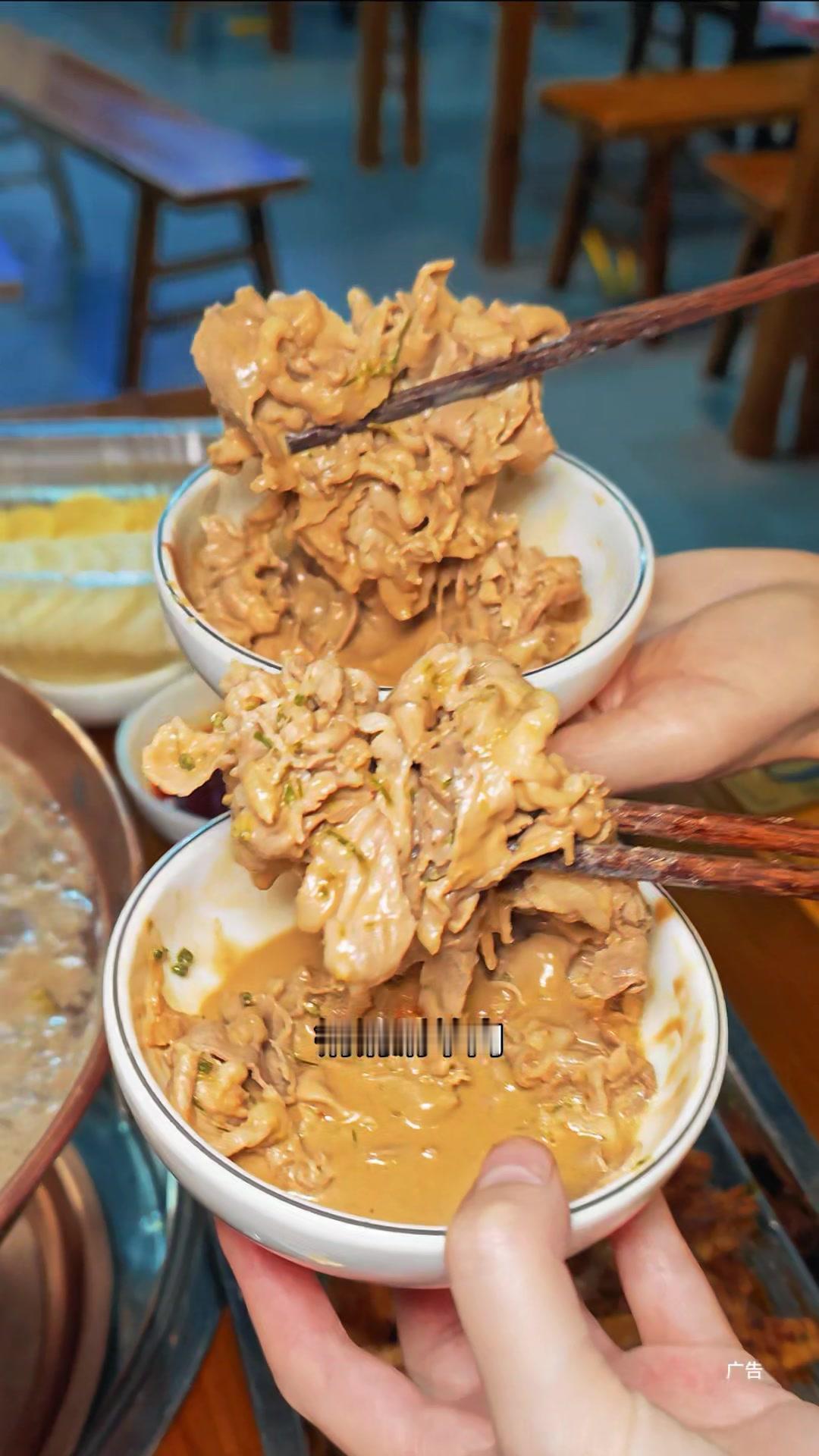 羊蝎子和羊脑壳都是我的爱，牛蹄软糯脱骨，啃起来超满足！第一次尝到羊肉烧麦就被惊艳