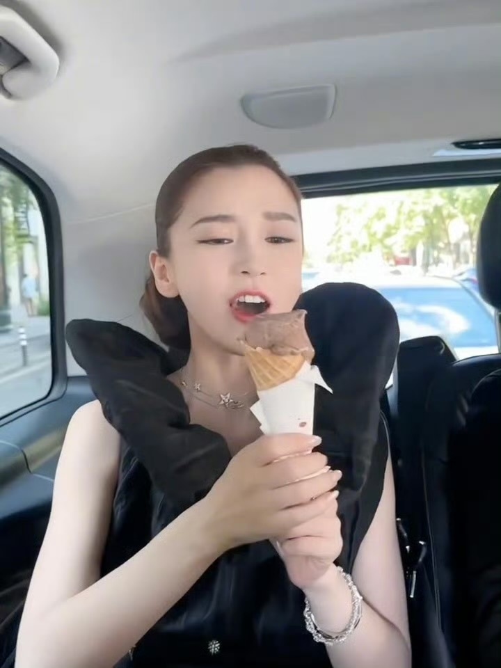 看口型就知道Angelababy有多开心众所周知baby喜欢吃甜食[喵喵] ​​