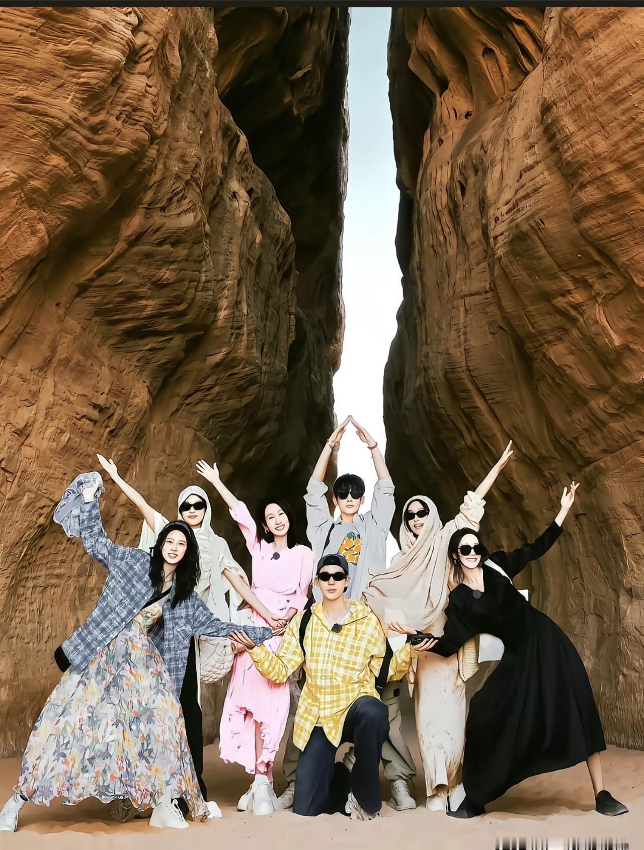 千万别被“妹宝”骗了。
她等这个造型，等了整整三年。
昨晚国风盛典红毯，赵昭仪一