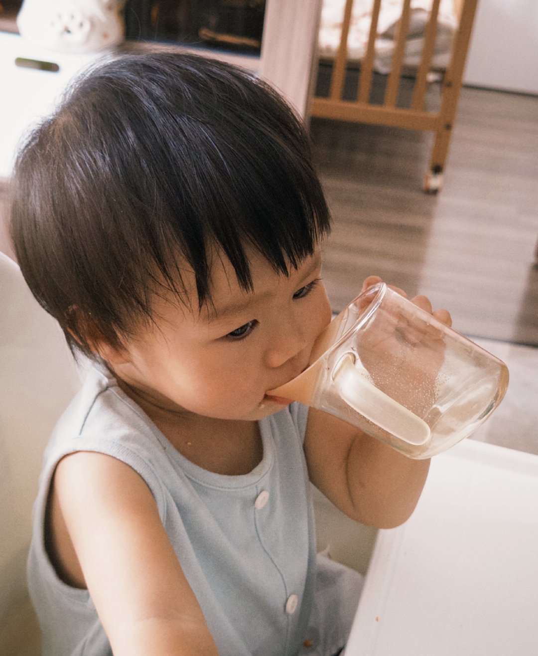 感觉一岁几个月的小孩就什么指令都听得懂了。我女儿现在让她去拿什么她就去拿什么，让