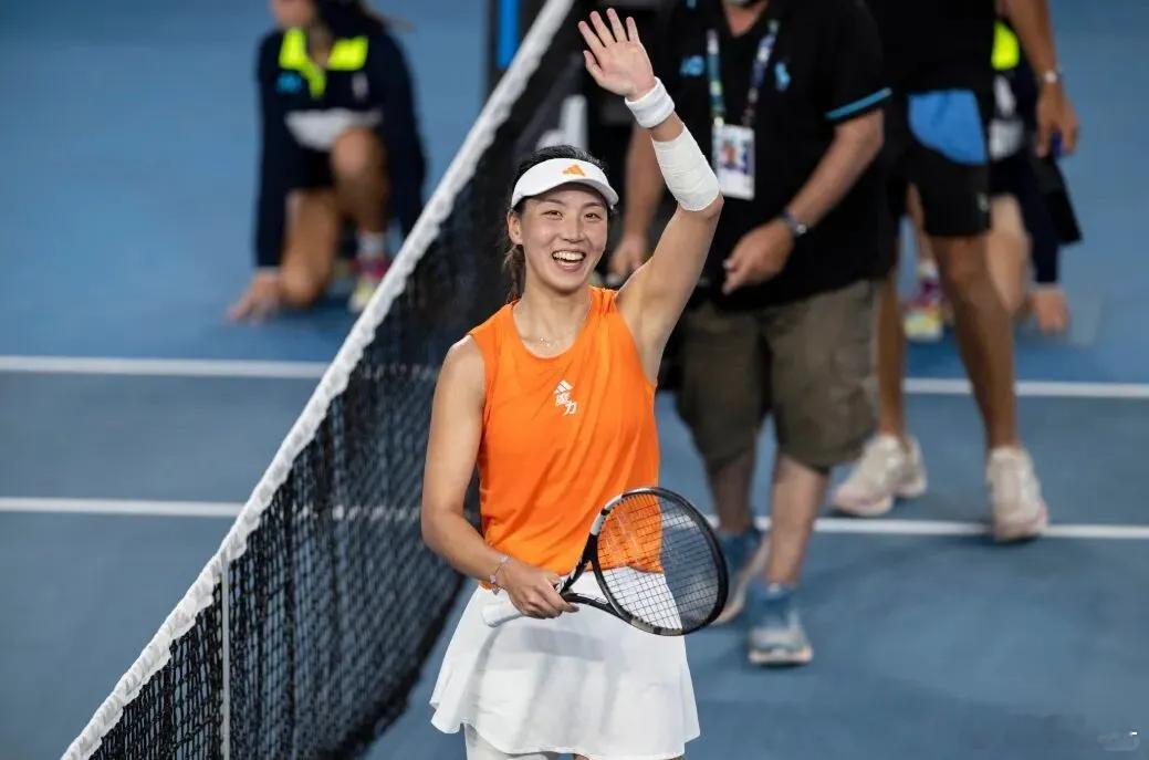 看王欣瑜的比赛直播，都知道袁悦拿下了第二盘。直接从隔壁场传来很大声的“come 